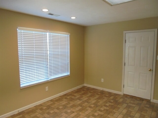 Foto del edificio - 6937 Cherry Grove Rd