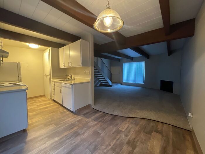 Primary Photo - Great Midtown Location! Charming and Spaci...