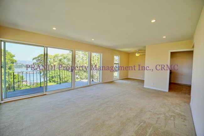 Building Photo - Top Floor Corner Unit with Mountain and Ba...
