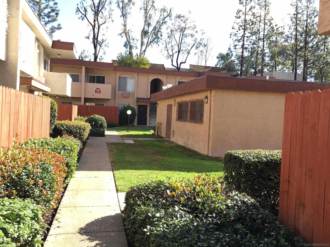 Foto principal - 9586 Carroll Canyon Rd