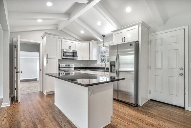 Building Photo - 213 Ivy Dr