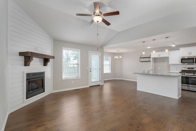 Foto del edificio - Modern 3 Bed / 2 Bath Home with Open Layout & Fenced Yard