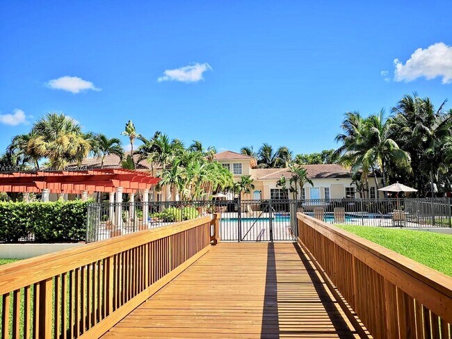 Foto del edificio - 2412 Centergate Dr