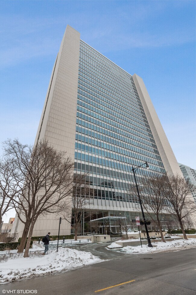Foto del edificio - 500 W Superior St