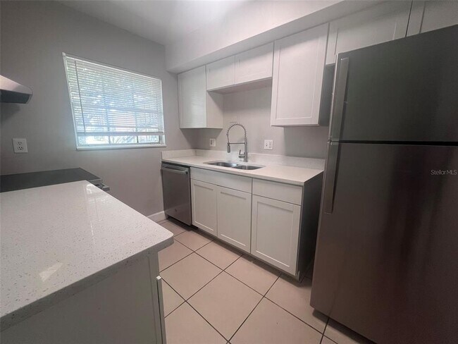 Foto del edificio - 5325 Curry Ford Rd