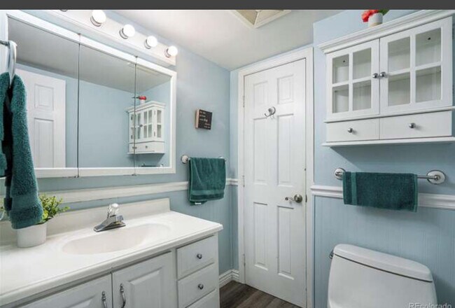 Half bath - 9022 E Mansfield Ave