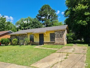 Building Photo - 6115 S Hampton Dr