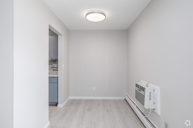2 habitaciones, 1 baño - 800 pies cuadrados - Comedor - 828 Holly Gardens