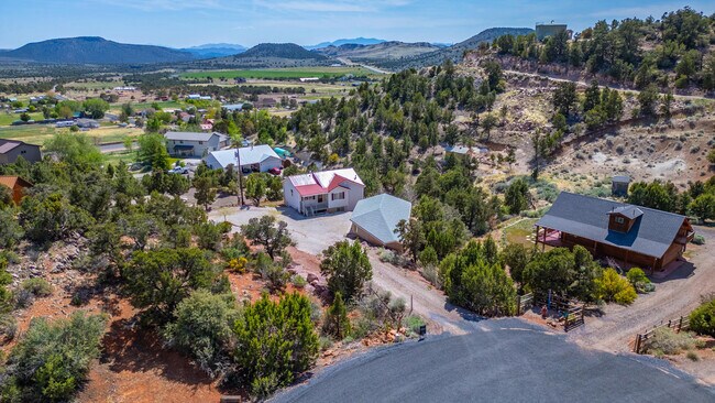 Foto del edificio - 328 Hillcrest Cir