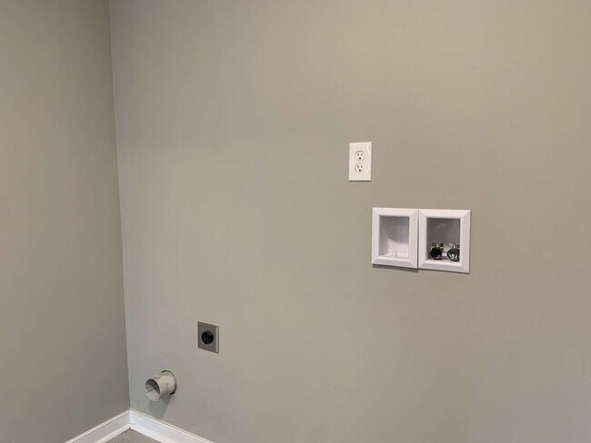 Building Photo - Recently renovated 3 bed 1.5 bath house