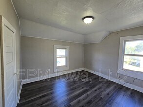 Building Photo - 437 Riehl St