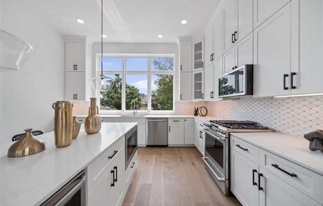 Foto del edificio - 5706 Fairdale Ln