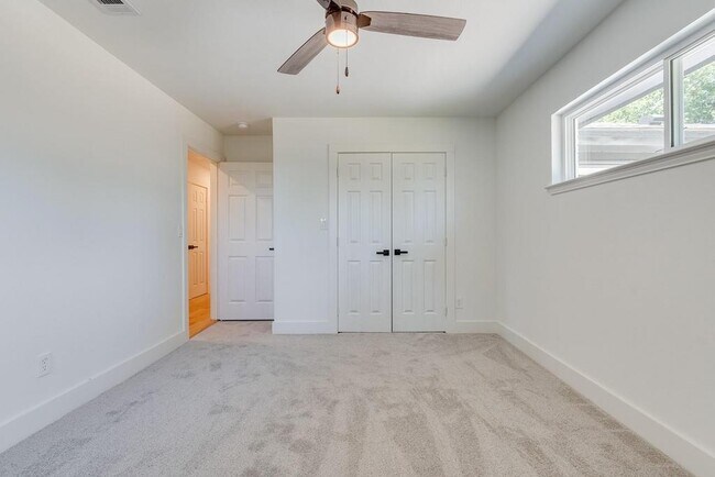 Foto del edificio - 1024 Ridgefield Dr