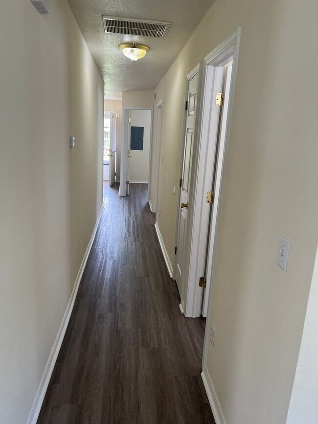 Foto del edificio - ADORABLE 3 BEDROOM HOUSE READY!