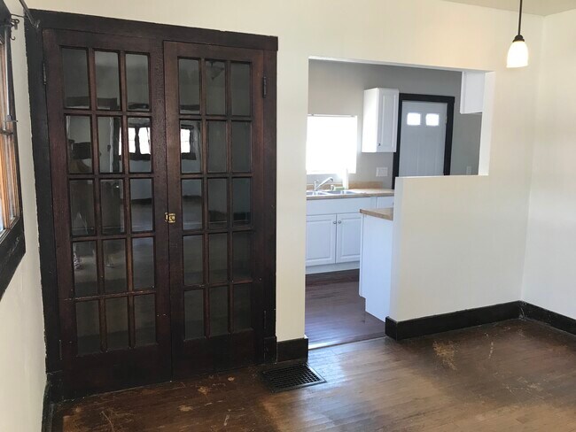 Cocina y armario empotrado desde el salón. - 1105 E 8th St