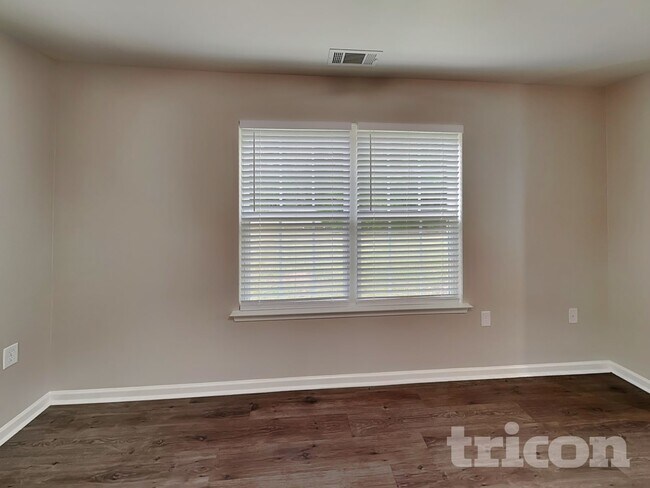 Foto del edificio - 311 Lind Point Ln