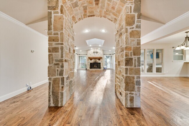 Building Photo - Spacious Elegance 5-Bed, 4.5-Bath Home wit...