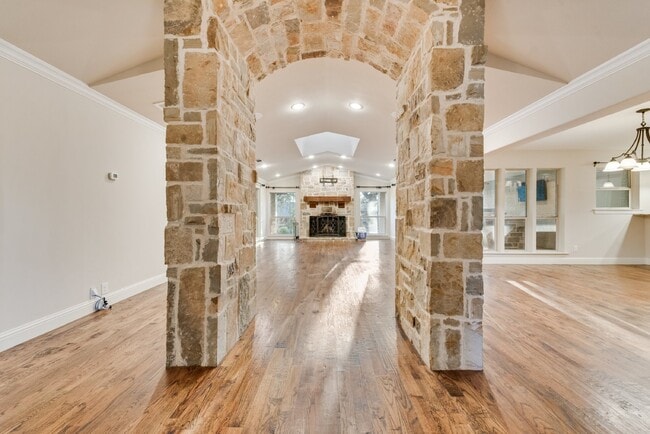 Foto del edificio - Spacious Elegance 5-Bed, 4.5-Bath Home with outside oasis