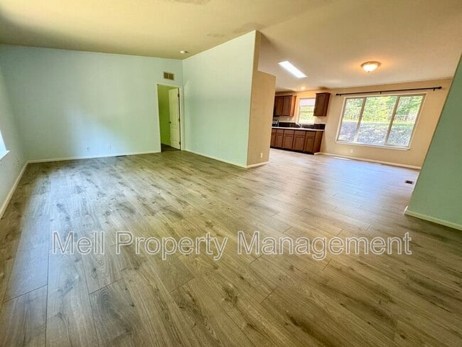 Building Photo - 155 E Strayer Way