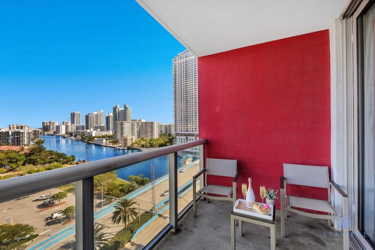 Foto principal - 2602 E Hallandale Beach Blvd