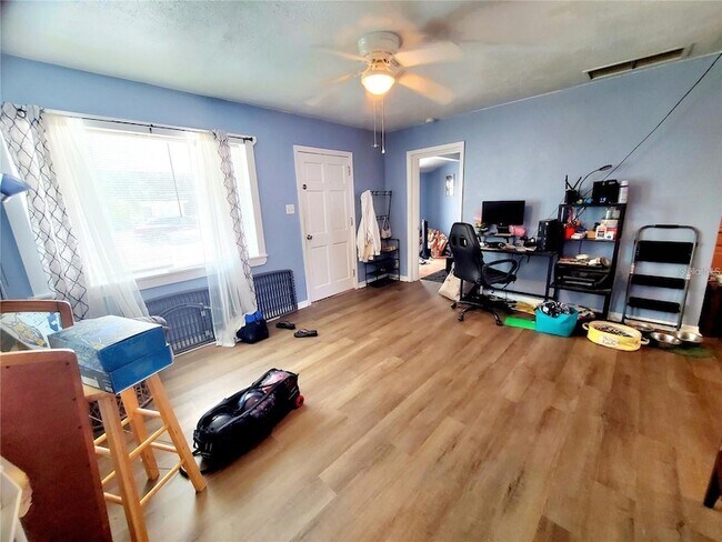 Foto del edificio - 430 1st Ave NE