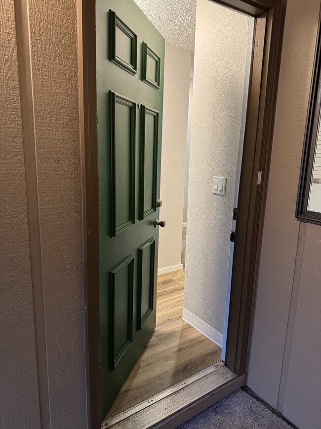 Building Photo - Fully Renovated 2 bedroom, 1.5 bath Apartment with New Appliances and Separate Garage!  Fully Rem...