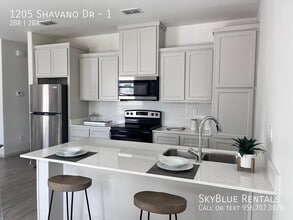 Building Photo - 1205 Shavano Dr