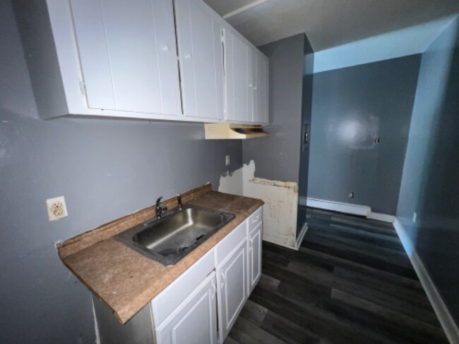 Building Photo - 697 Hallett St