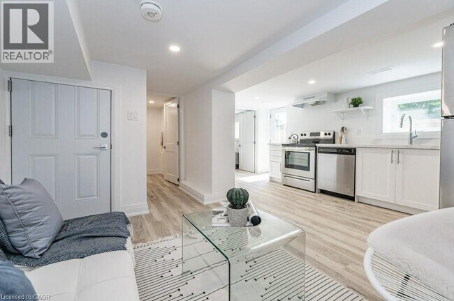 Photo du bâtiment - 4 Royal Ave