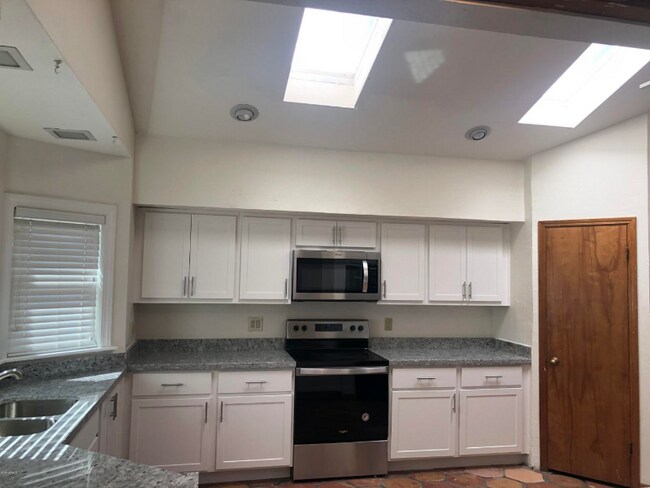 Building Photo - 6445 E Wildcat Dr