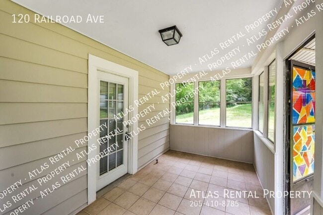 Foto del edificio - 120 Railroad Ave