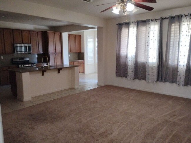 Foto del edificio - Spacious 6 Bedroom Home in North Merced - Solar Included!