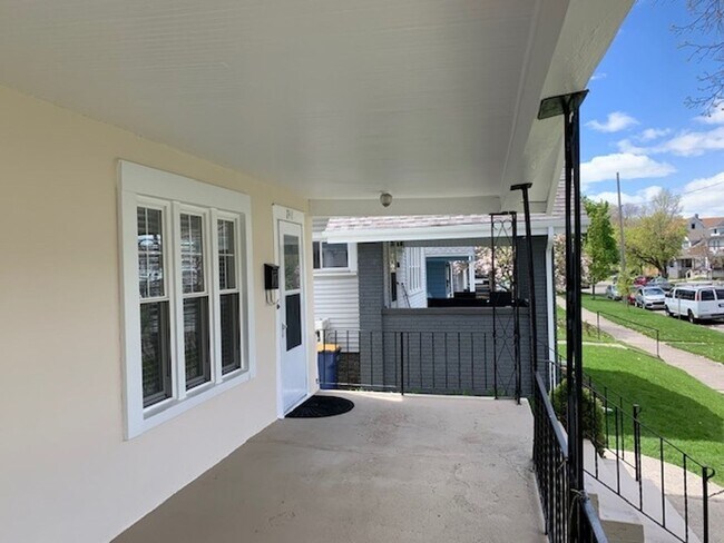 Foto del edificio - Spacious 2 bedroom Duplex with a bonus room!