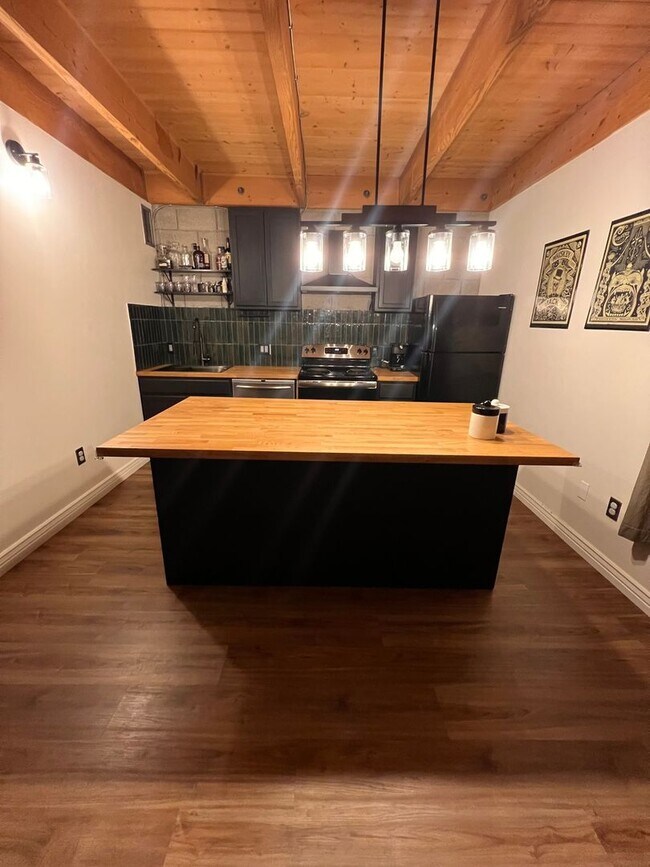 Building Photo - Modern Downtown Loft – Walkable, Stylish, ...