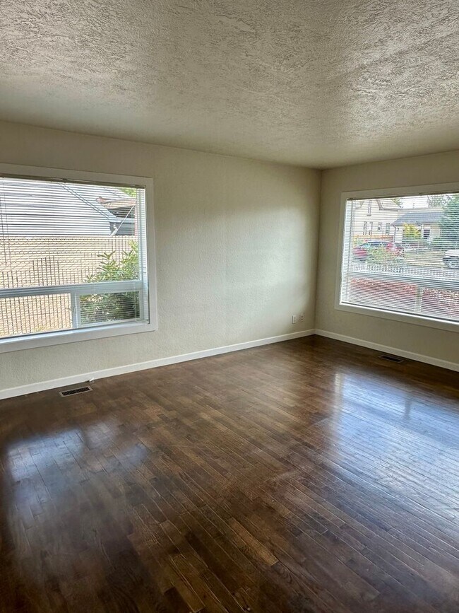 Foto del edificio - Two-Bedroom House