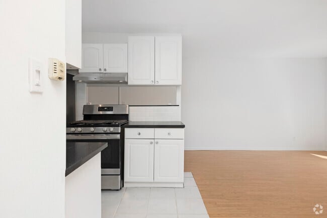 2BD, 1BA - 1000SF - Kitchen - 623 Westbourne Dr