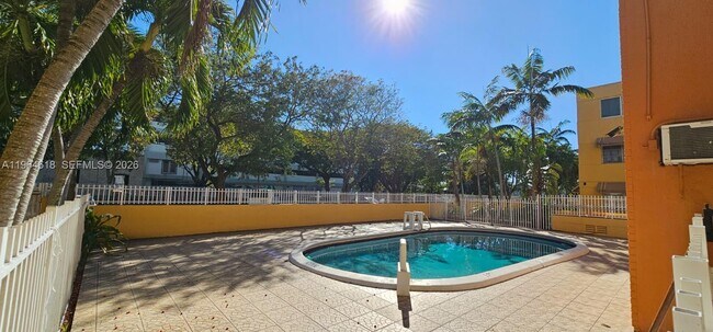 Foto del edificio - 1851 NE 168th St