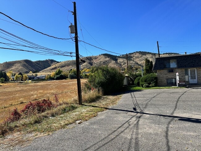 Foto del edificio - "Charming 3-Bedroom Condo with Hardwood Floors & 2 Full Baths in Golden, CO!"