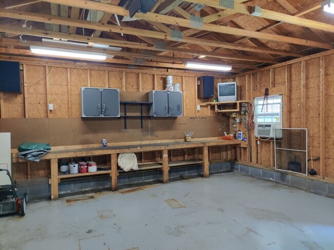 Foto del edificio - 3 bedroom home with a detached garage