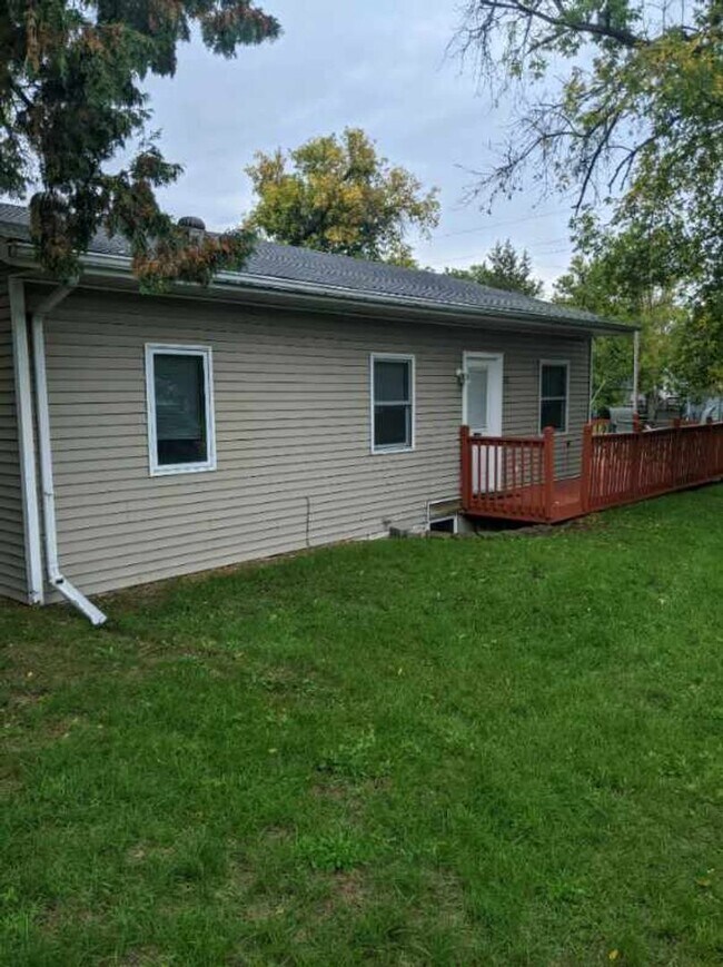 Building Photo - Centrally Located, Spacious Home - Rent In...