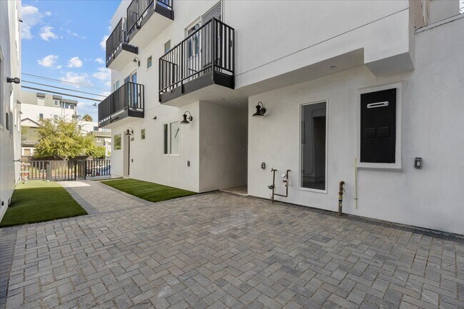 Foto del edificio - 6322 Willoughby Ave