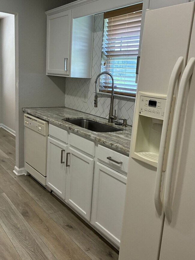 Building Photo - 1201 Eagle Creek Dr