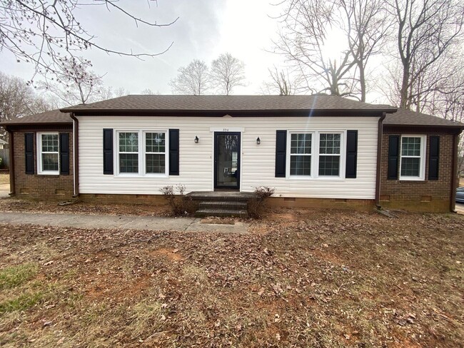 Building Photo - 3 Bedroom, 2 Bathroom House in Greensboro!