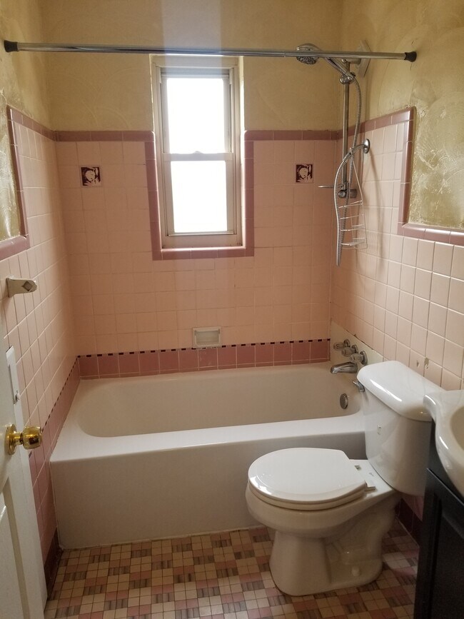 Bathroom - 3619 Woodford Rd