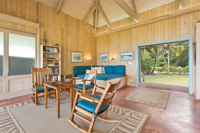 Foto del edificio - Oceanfront Cottage w/Panoramic Views, Yard, & Private Beach Access. Waipuna