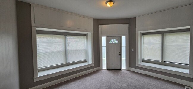 Building Photo - Huge 3-level 6 Bedroom - 2,500 sq/ft!