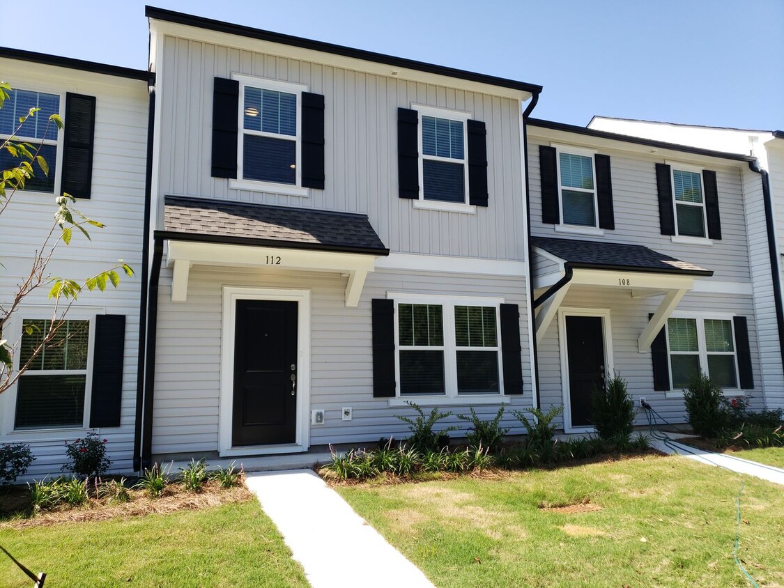 Foto principal - NEW 3 Bedroom Townhome Minutes from Downto...