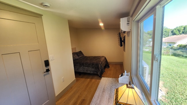 Building Photo - 1704 S Forest Dr