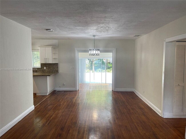 Foto del edificio - 855 NE 143rd St