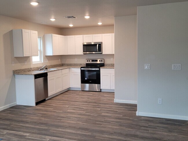 Foto del edificio - Beautiful 3/2 bath home located in Chaparral Terrace gated community.